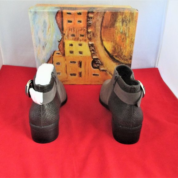 Bella Vita Henley II Booties - Picture 6 of 12